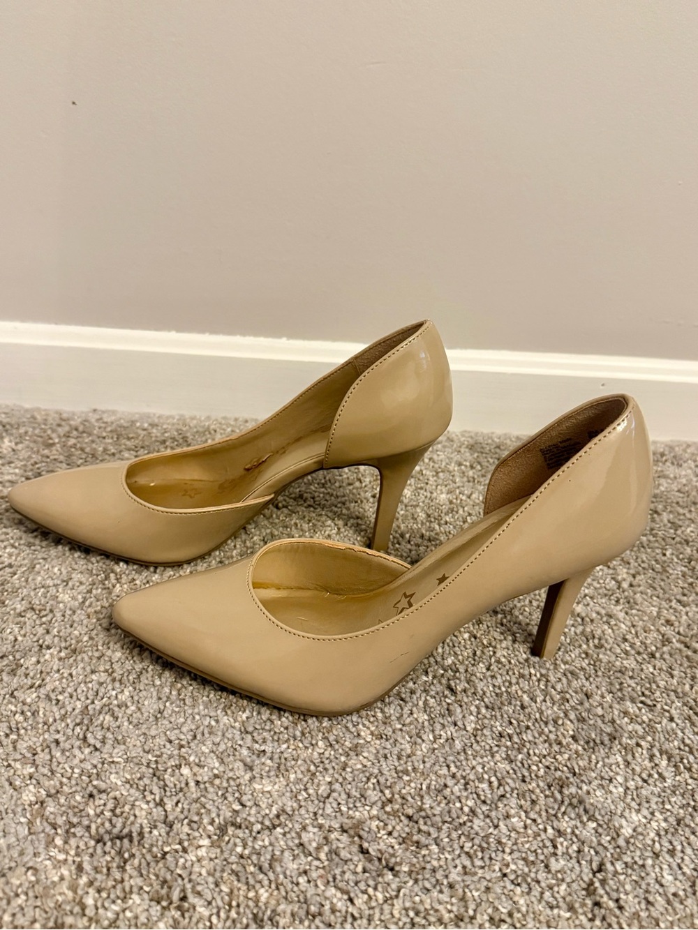 Classic Nude Patent Pointed-Toe Pumps. Women’s Size 7.